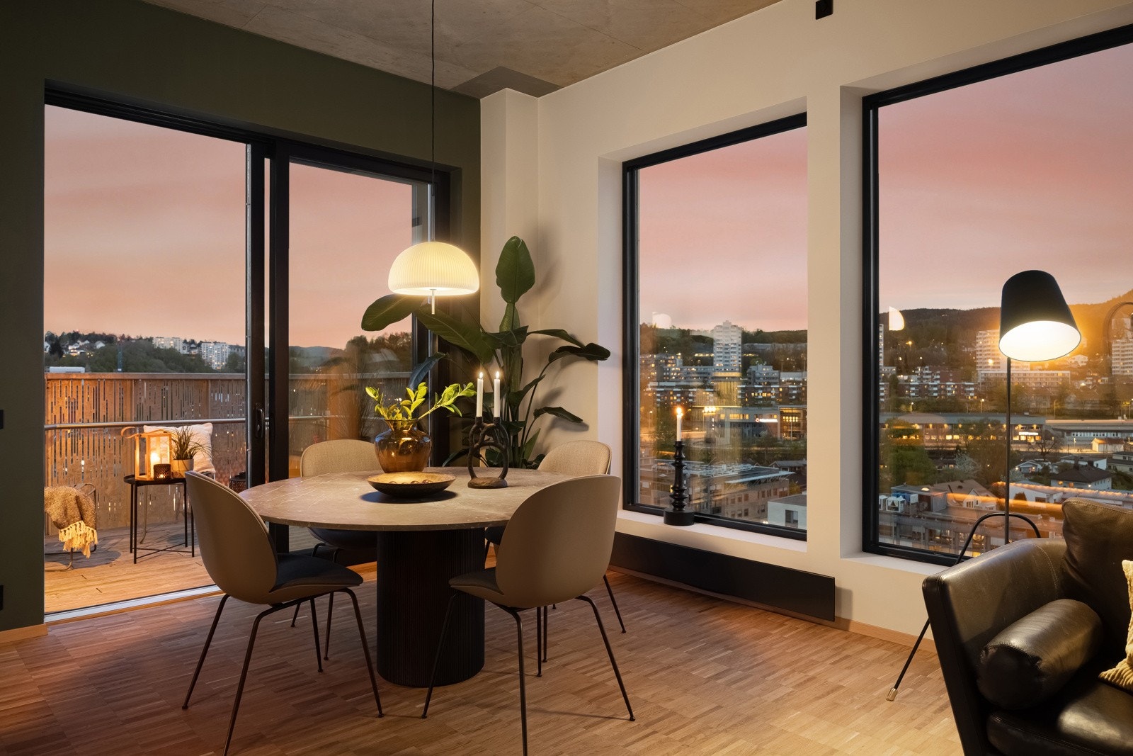 Meget luftig atmosfære med ca. 3.2 meter under taket. Galleribilde