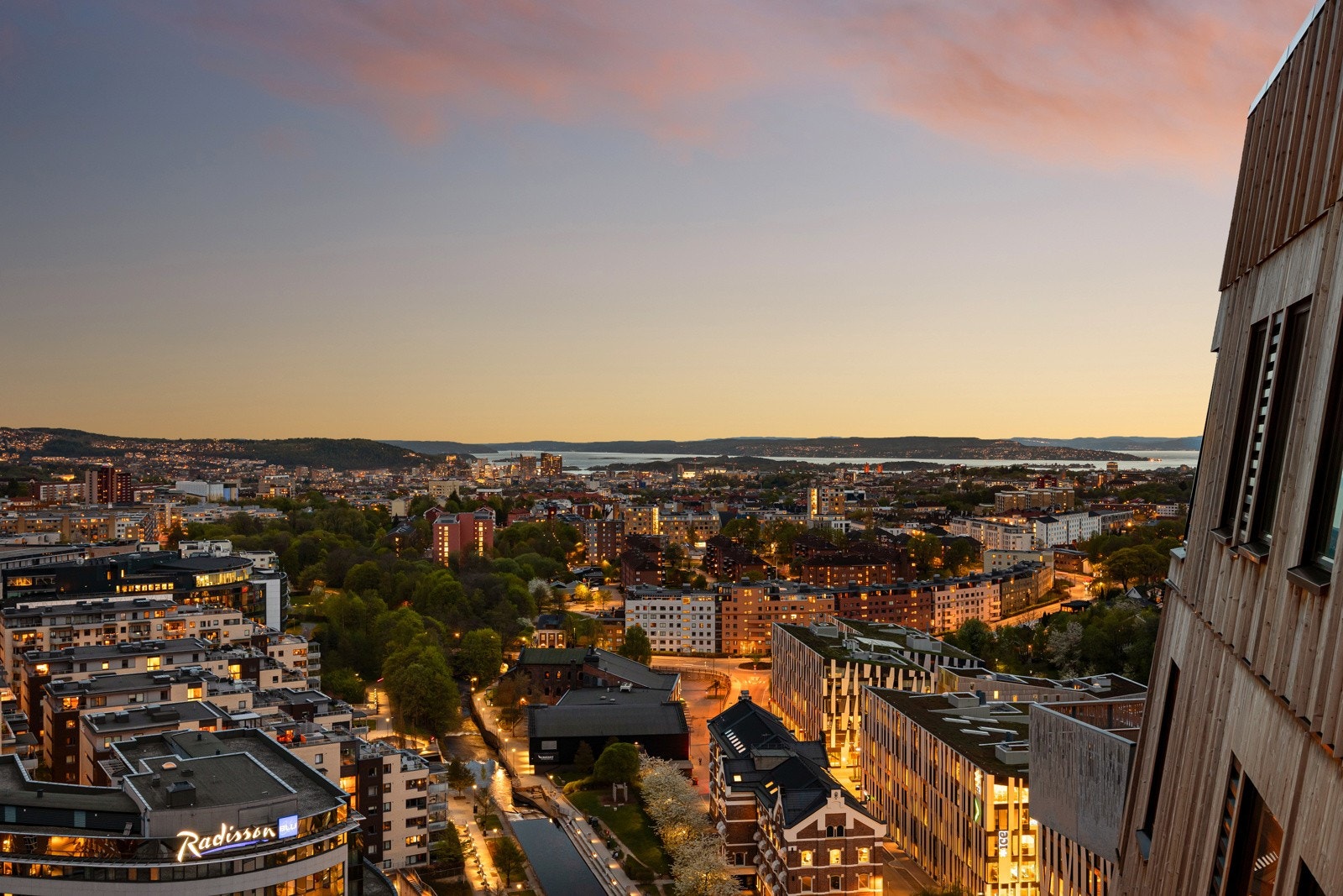 Spektakulær utsikt fra leiligheten som ligger i byggets 18. etasje. Galleribilde