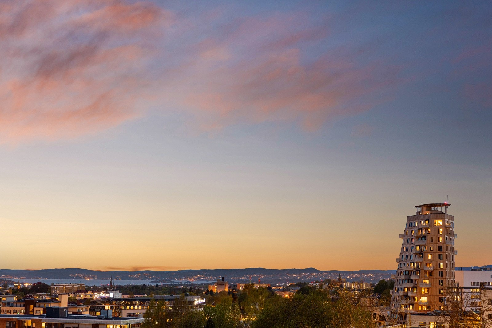 Et spektakulært bygg med unikt utseende og nyskapende miljøteknologi. Galleribilde