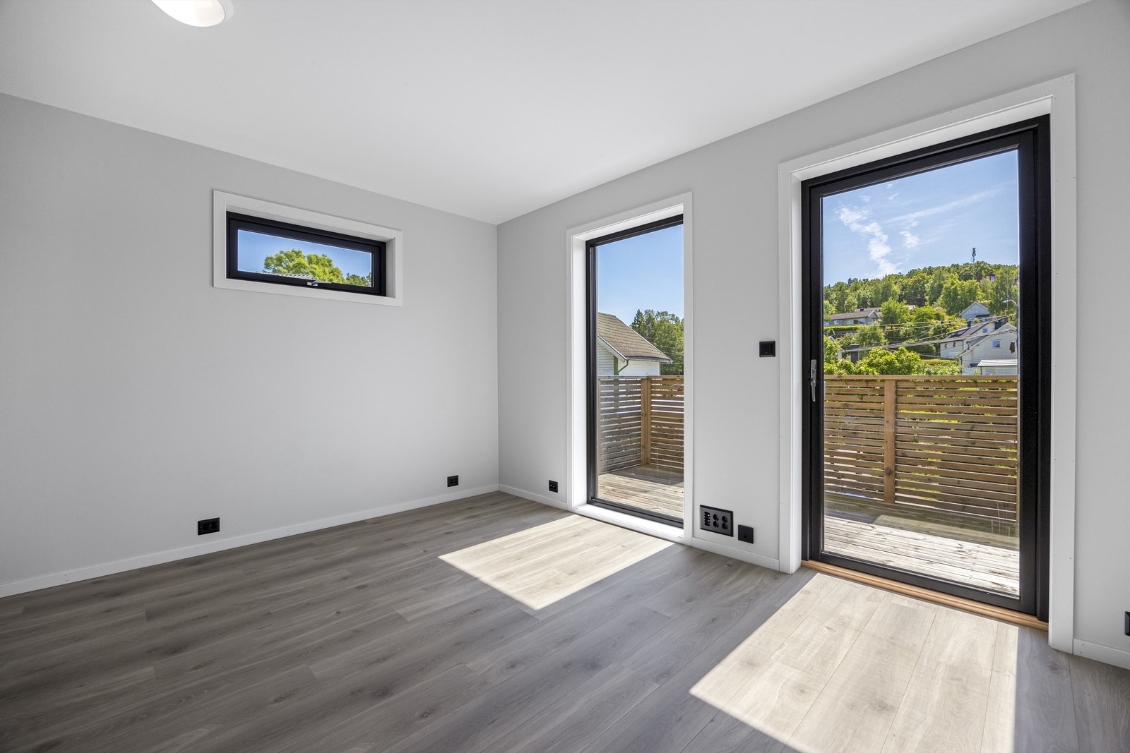 Utgang til solfylt og lun balkong Galleribilde