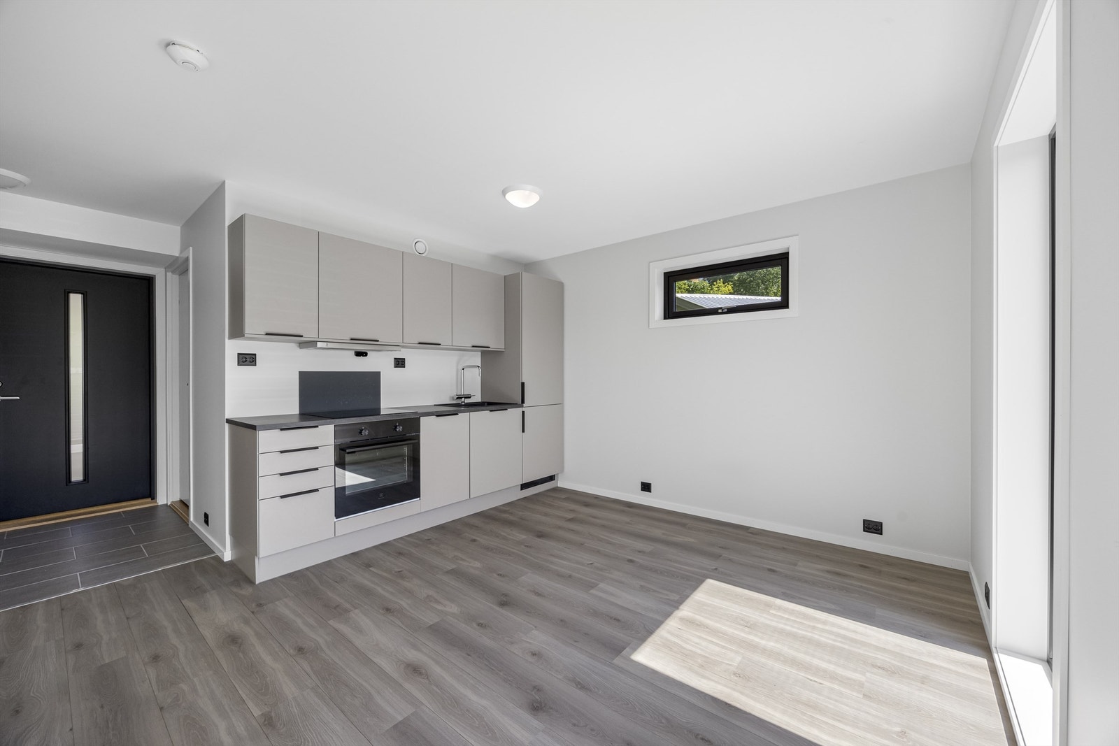 Stue/kjøkken. Lys og luftig areal med god takhøyde Galleribilde