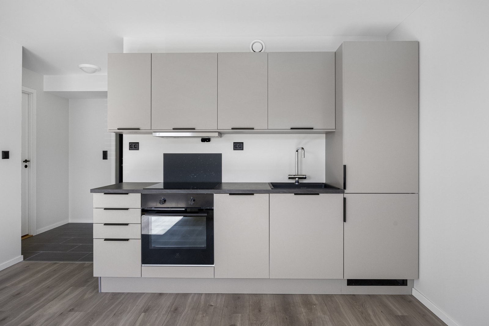 Kjøkkenet er fra HTH. Gulv i leiligheten er slitesterk laminat av type lys eik. Galleribilde