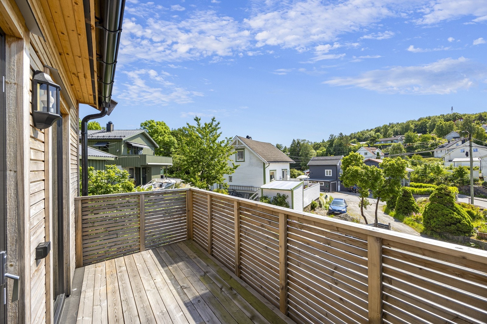 Sola skinner på balkongen fra ca. kl. 07 til kl. 20:00 midtsommers. Galleribilde