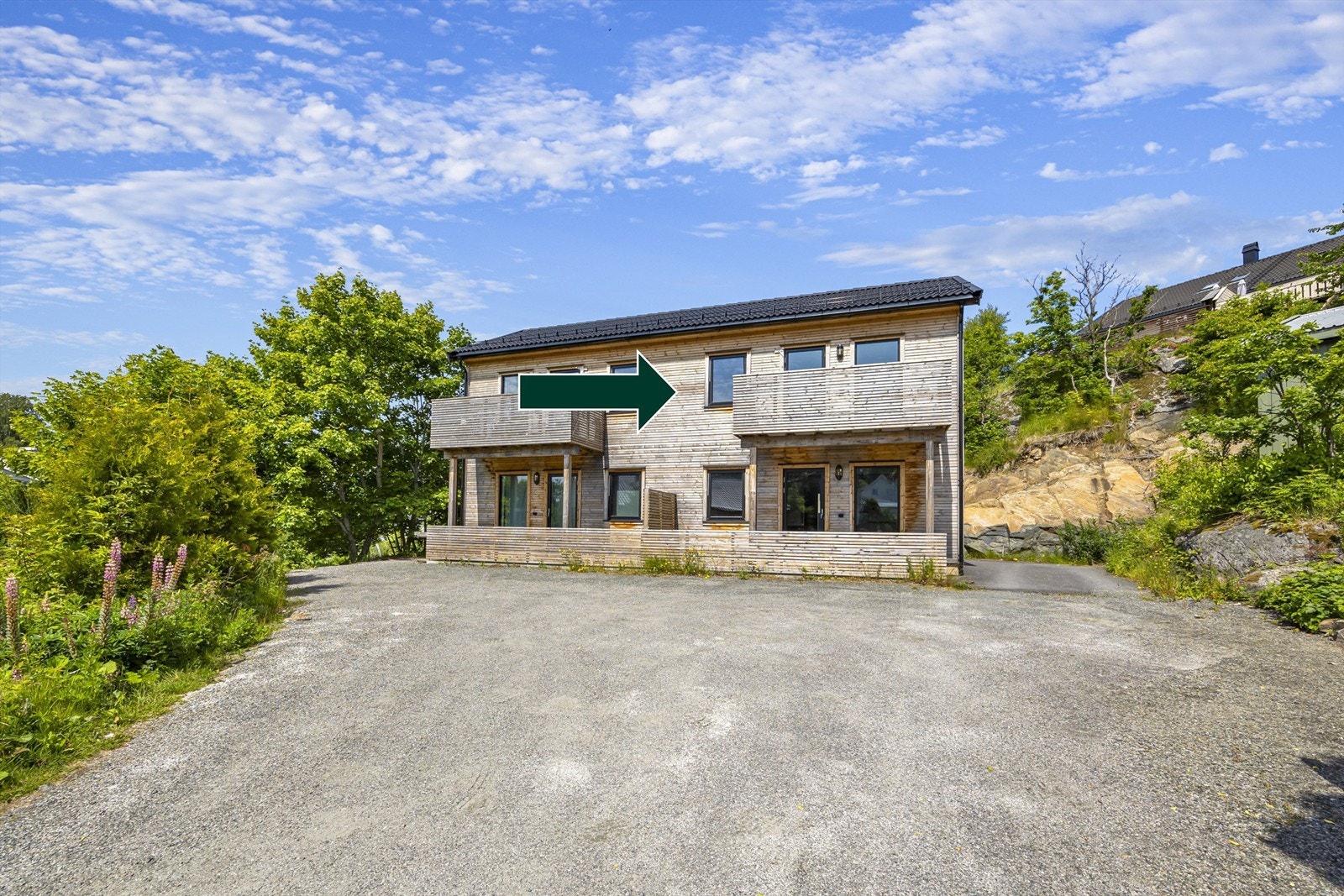 Bod plass til biloppstilling på tomten. Galleribilde