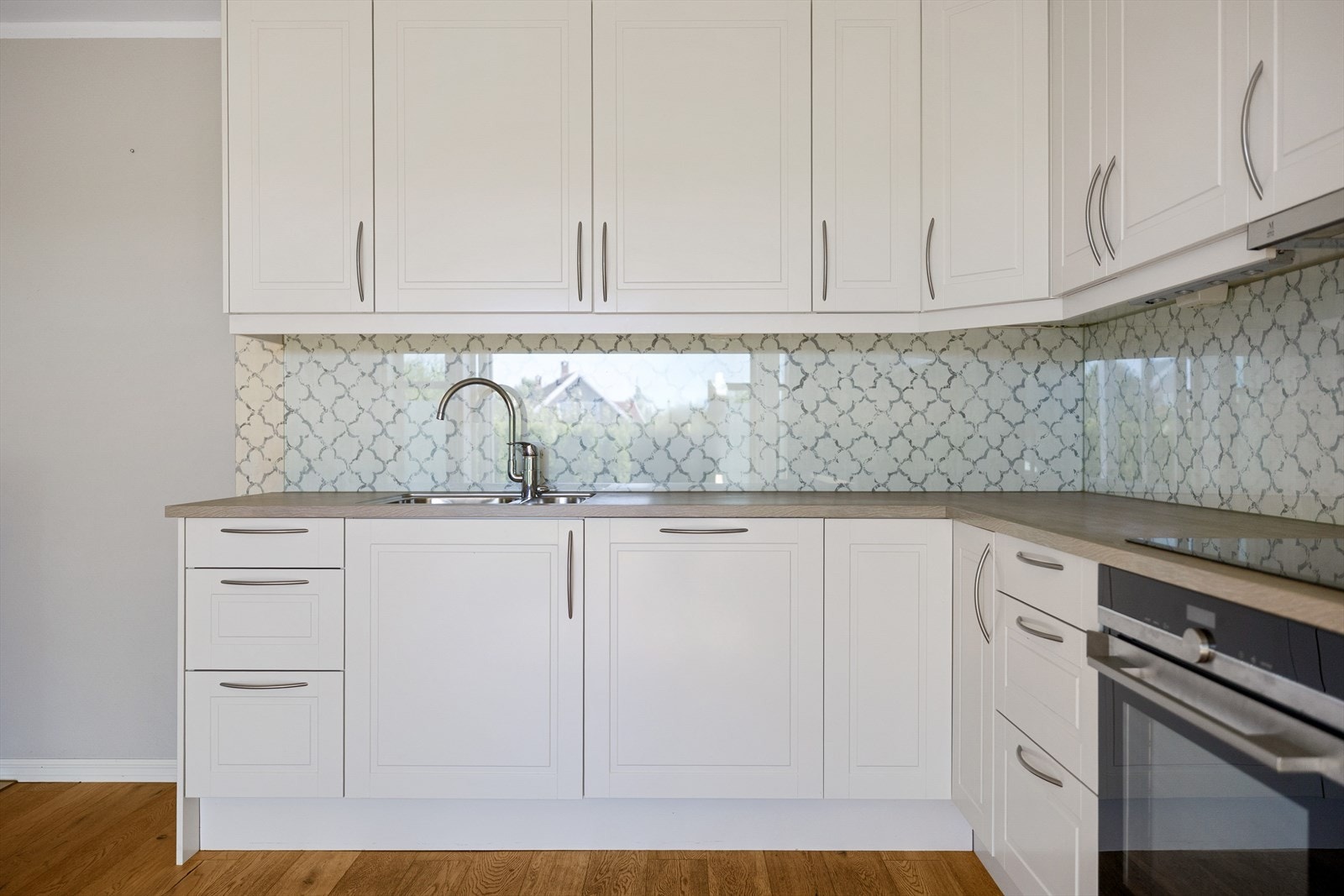 Den lyse og innholdsrike innredningen fra Norema gir rikelig med skap- og benkeplass, og sørger for at alt du trenger er lett tilgjengelig. Galleribilde