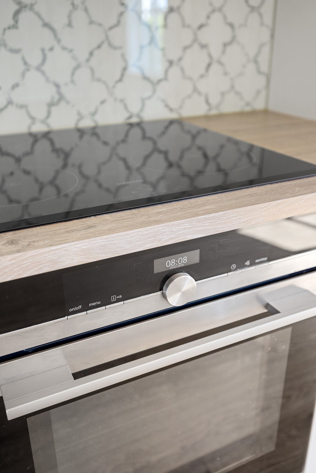 Kjøkkenet er utstyrt med integrerte hvitevarer, blant annet stekeovn og steketopp fra Siemens. Galleribilde