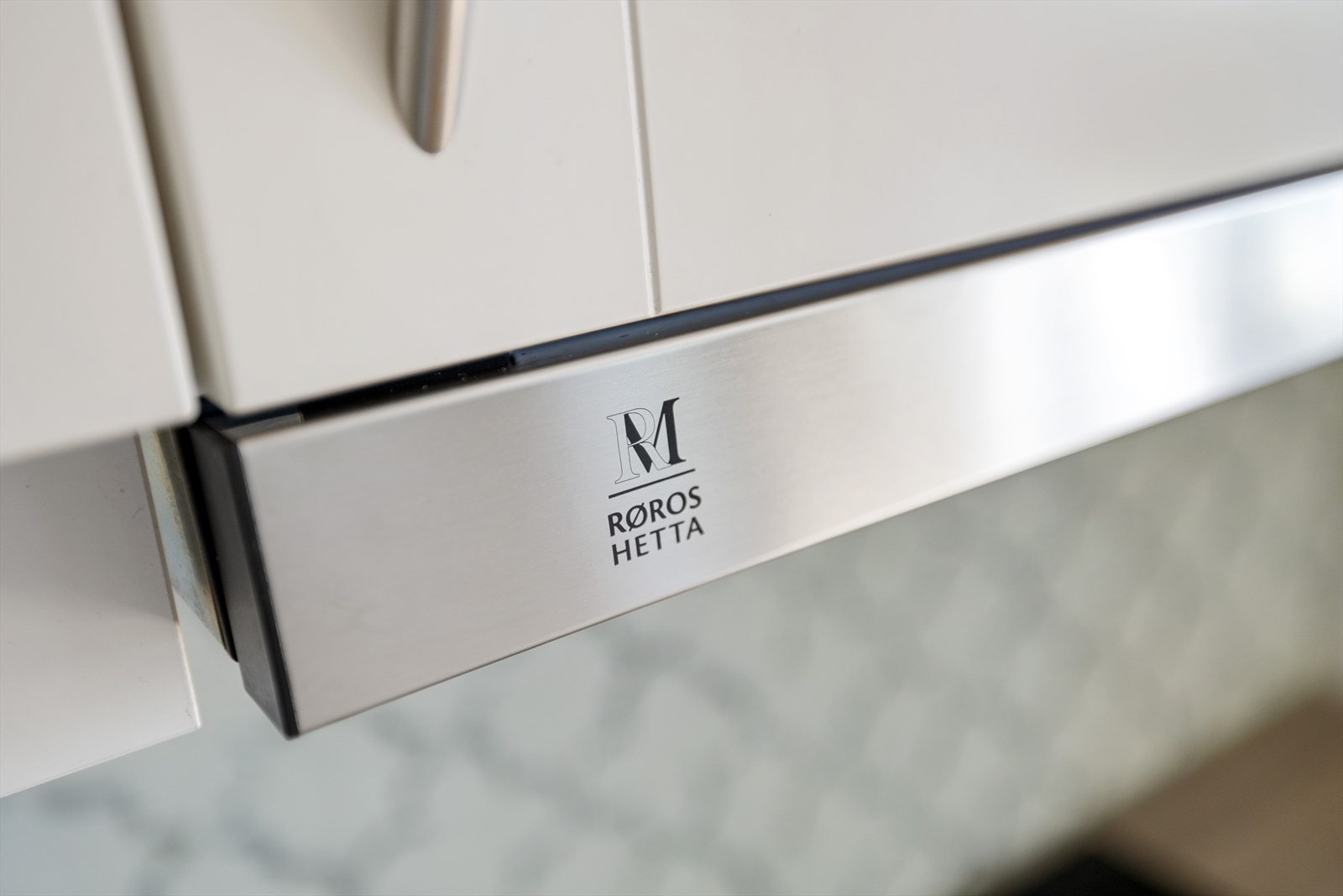 Stilren og effektiv kjøkkenvifte fra Røros gir både god ventilasjon og et moderne uttrykk på kjøkkenet. Galleribilde