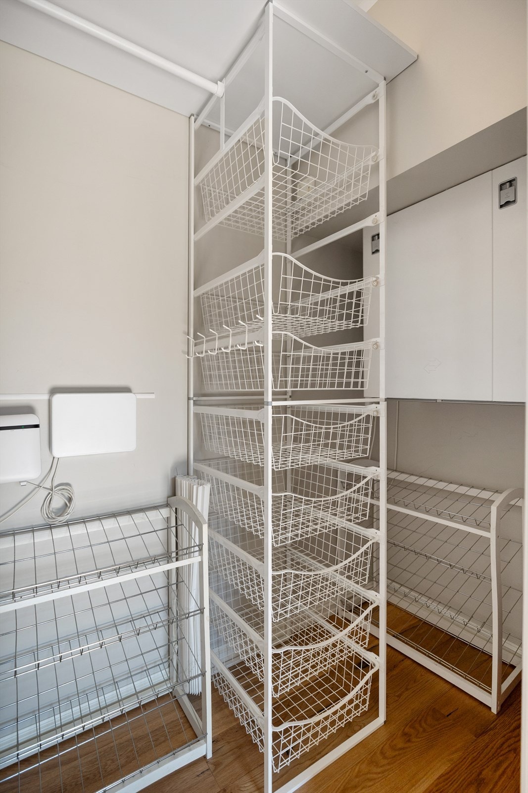 Den tilhørende walk-in-garderoben gir rikelig med oppbevaringsplass og bidrar til et ryddig og luksuriøst uttrykk - perfekt for deg som setter pris på både stil og funksjonalitet. Galleribilde