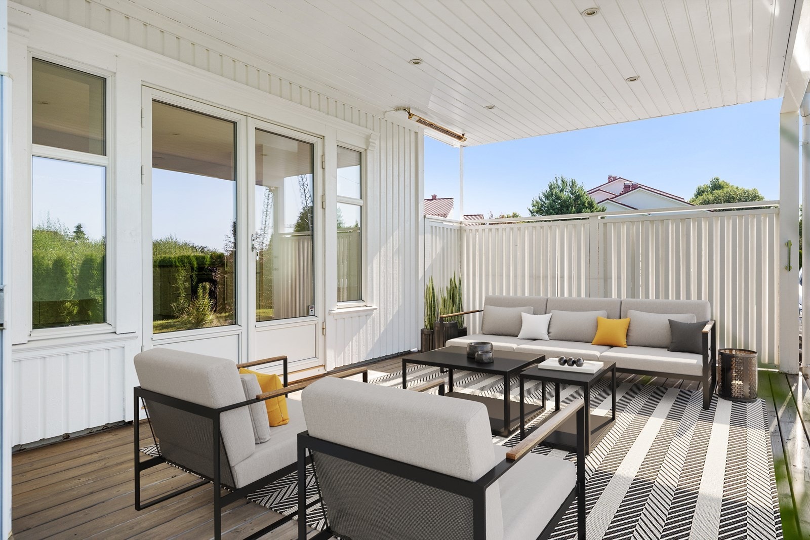 Skjermet terrasse med tak og integrerte spotter skaper en lun og stemningsfull atmosfære. Her er det god plass til både sofagruppe og solstoler - perfekt for avslapping og sosiale sammenkomster. Galleribilde