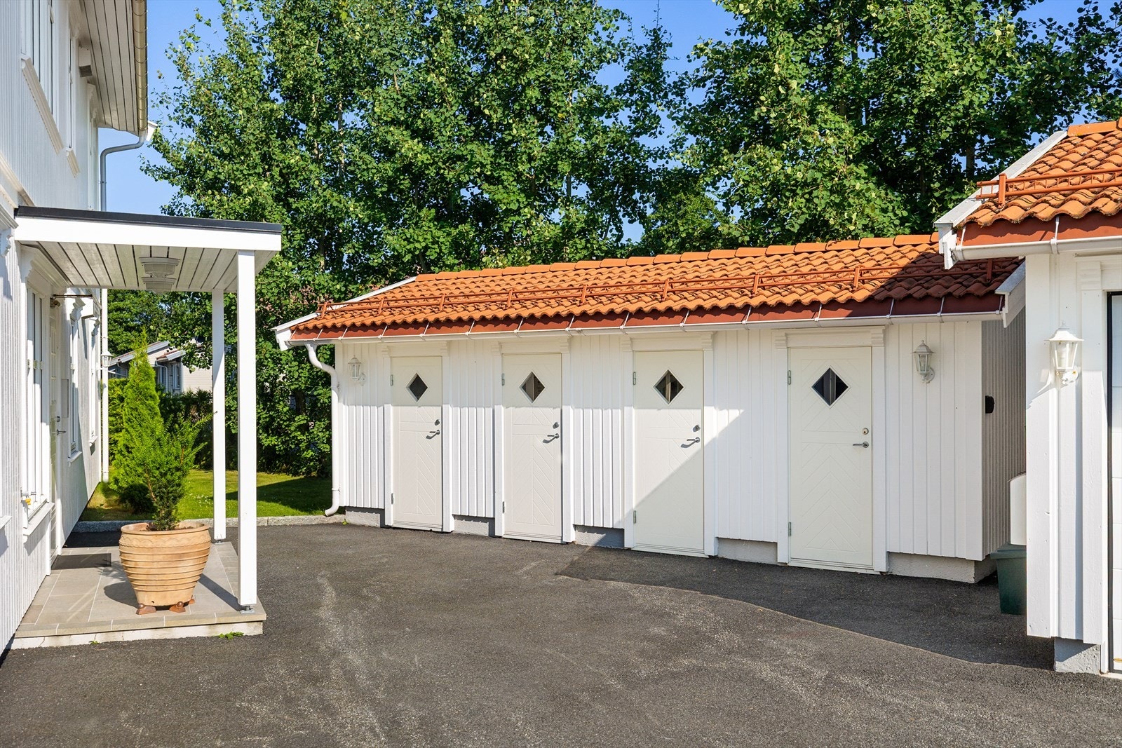 Det medfølger en romslig og lett tilgjengelig utvendig bod, ideell for oppbevaring av sesongutstyr, sportsutstyr eller annet man ønsker å ha lett for hånden. Galleribilde