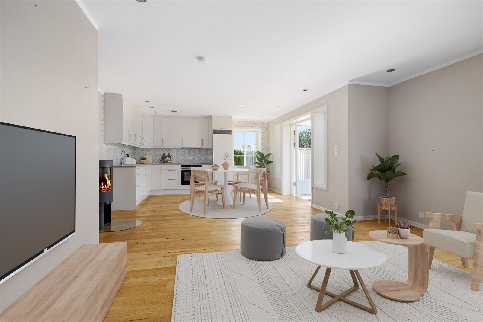 Den åpne planløsningen binder rommene fint sammen og gir en naturlig overgang mellom stue og kjøkken. Spiseplassen ligger sentralt plassert, med god plass til langbord - perfekt for både hverdagsmåltider og sosiale sammenkomster. Galleribilde