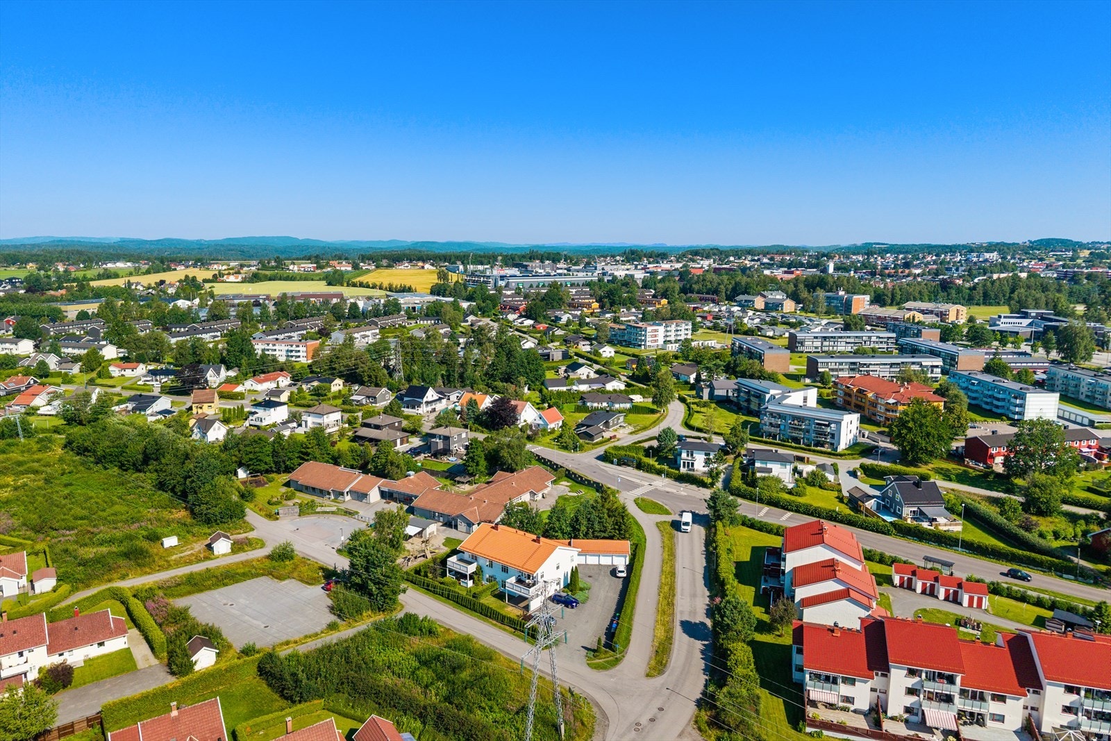 Dette er en leilighet for alle livsfaser - enten du er ung og nysgjerrig på livet, i etableringsfasen med barn, eller ønsker deg en rolig og praktisk hverdag i trygge omgivelser. Galleribilde