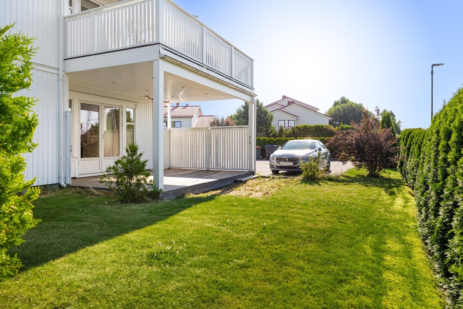Her får du en solrik og skjermet uteplass med både terrasse og hage - perfekt for avslapning og hyggelige sammenkomster. Galleribilde