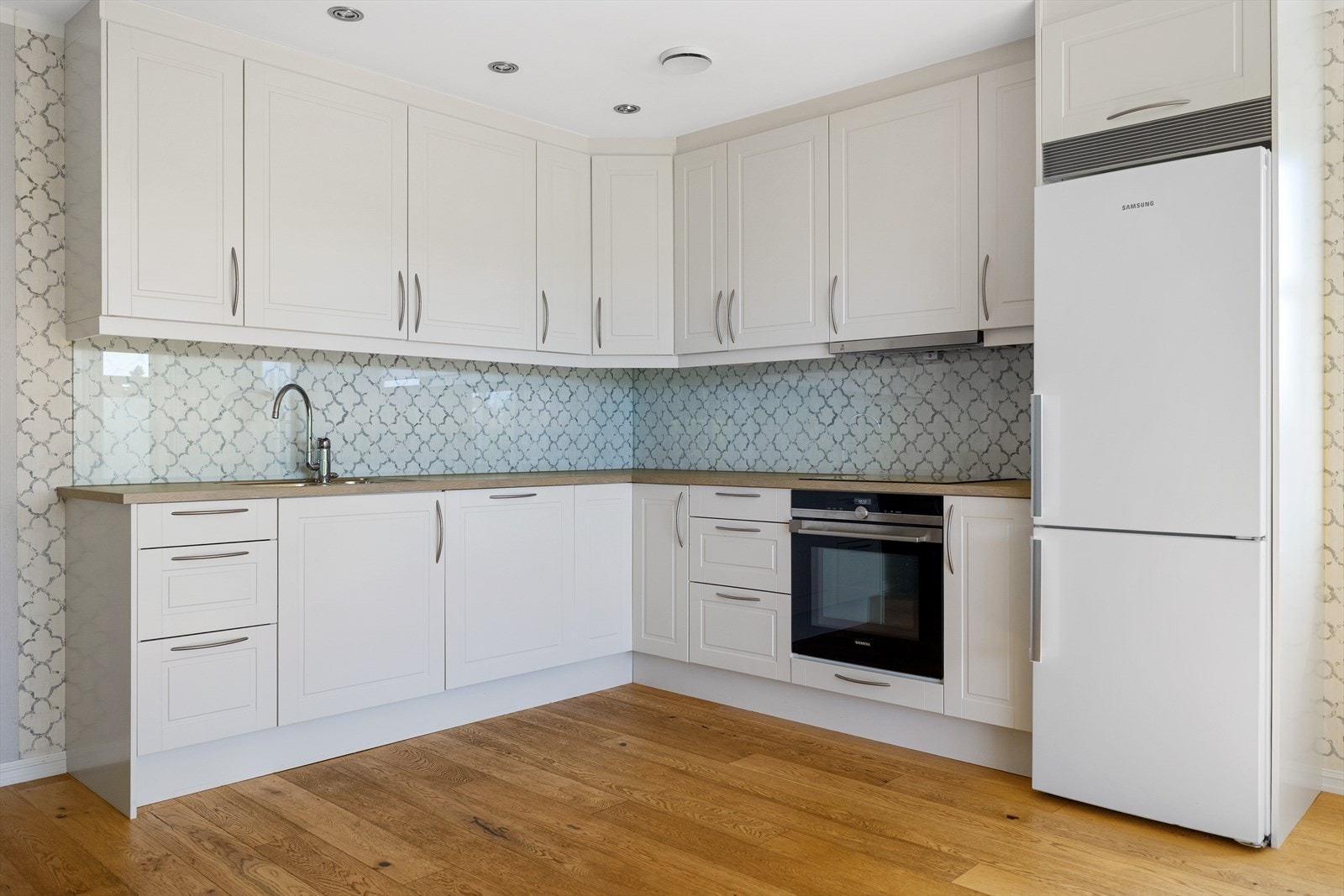 Kjøkkenet er både stilfullt og funksjonelt - et perfekt samlingspunkt for både hverdagsmåltider og sosiale anledninger. Galleribilde