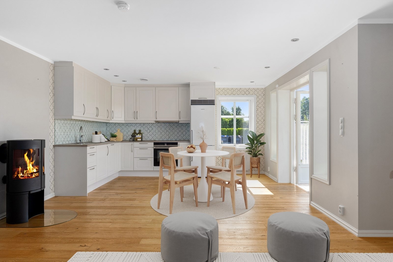 Den moderne peisovnen skaper en naturlig varme og hyggelig stemning på kalde dager. Galleribilde