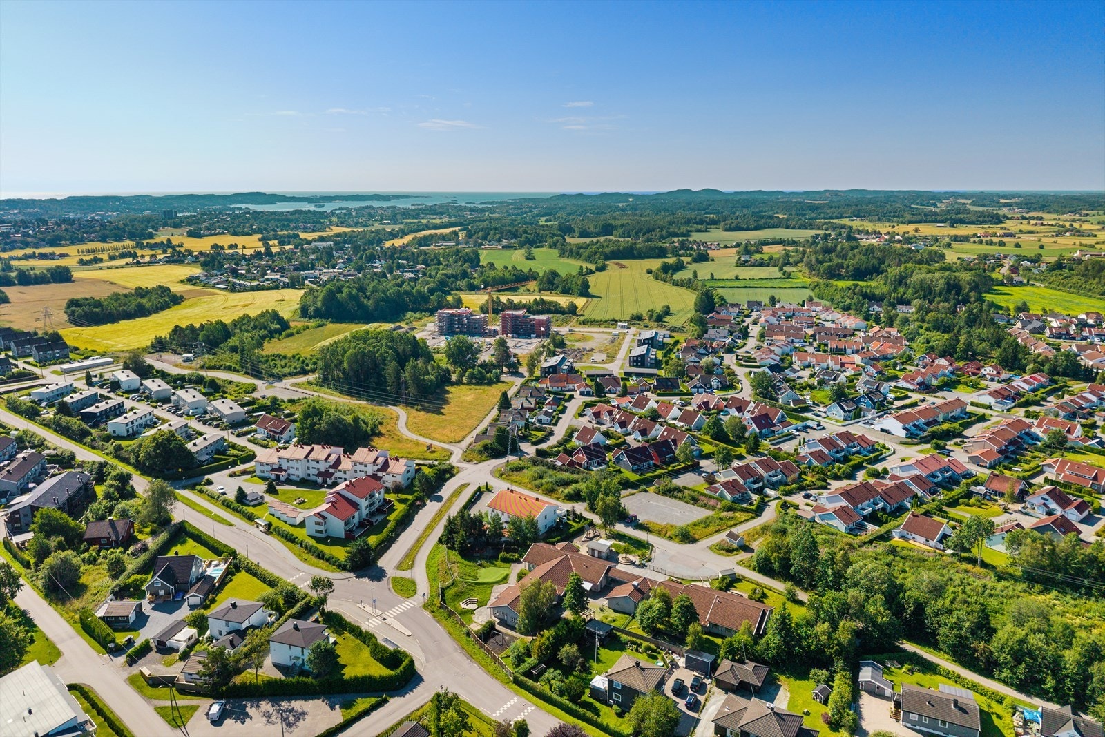 Innen få minutters gange finner du blant annet:
Tennisbaner og håndballhall, løperunde rundt idylliske Bugårdsdammen, svømmehall og utendørs skøytebane, et stort antall fotballbaner, frisbee-golfbane med hele 18 kurver, friidrettsanlegg m.m Galleribilde