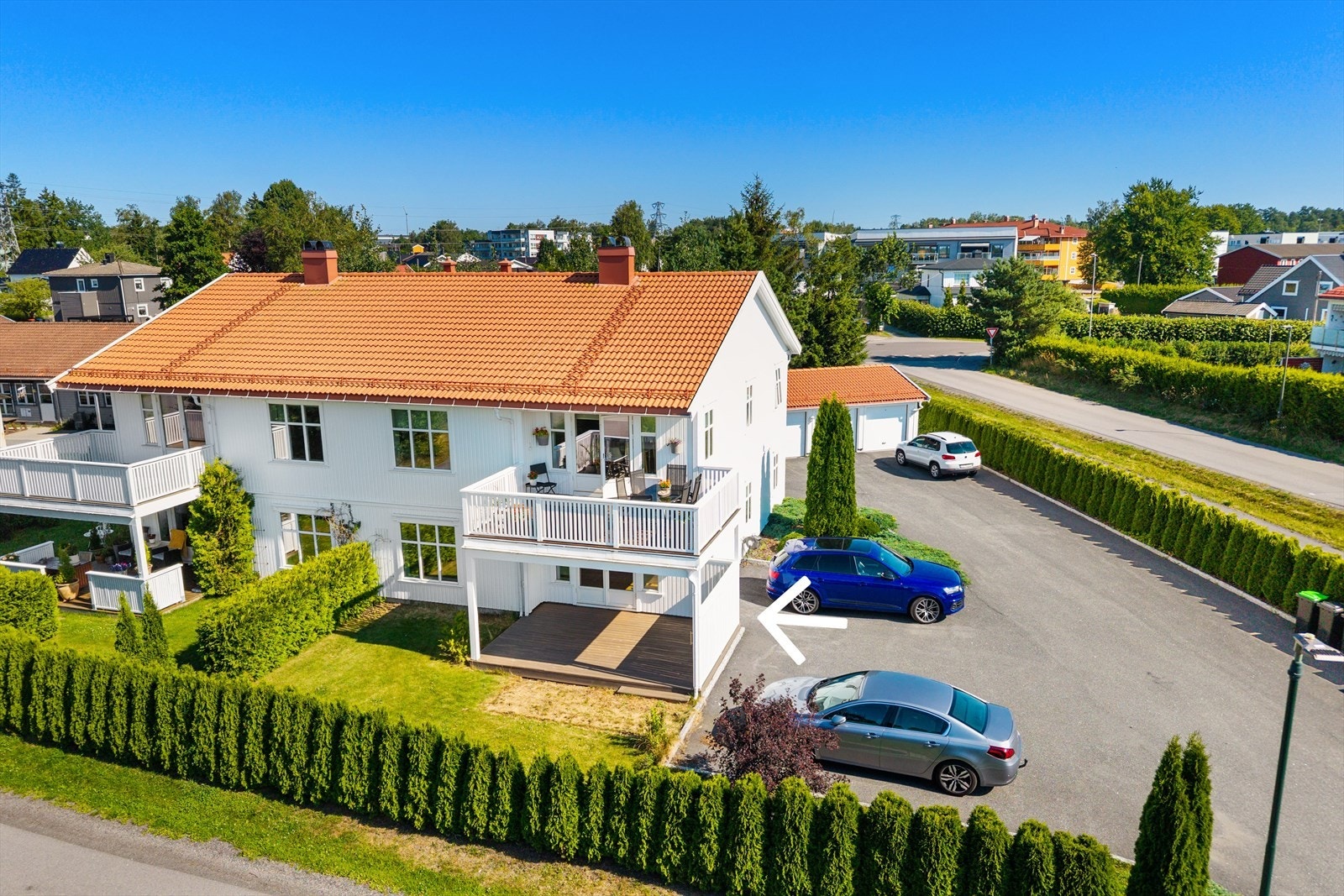 Leiligheten ligger i byggets 1. etasje og kombinerer praktisk adkomst med god bokomfort. En fin og skjermet uteplass gir mulighet for hyggelige stunder ute - perfekt for morgenkaffen, grilling eller avslapping i solen. Galleribilde