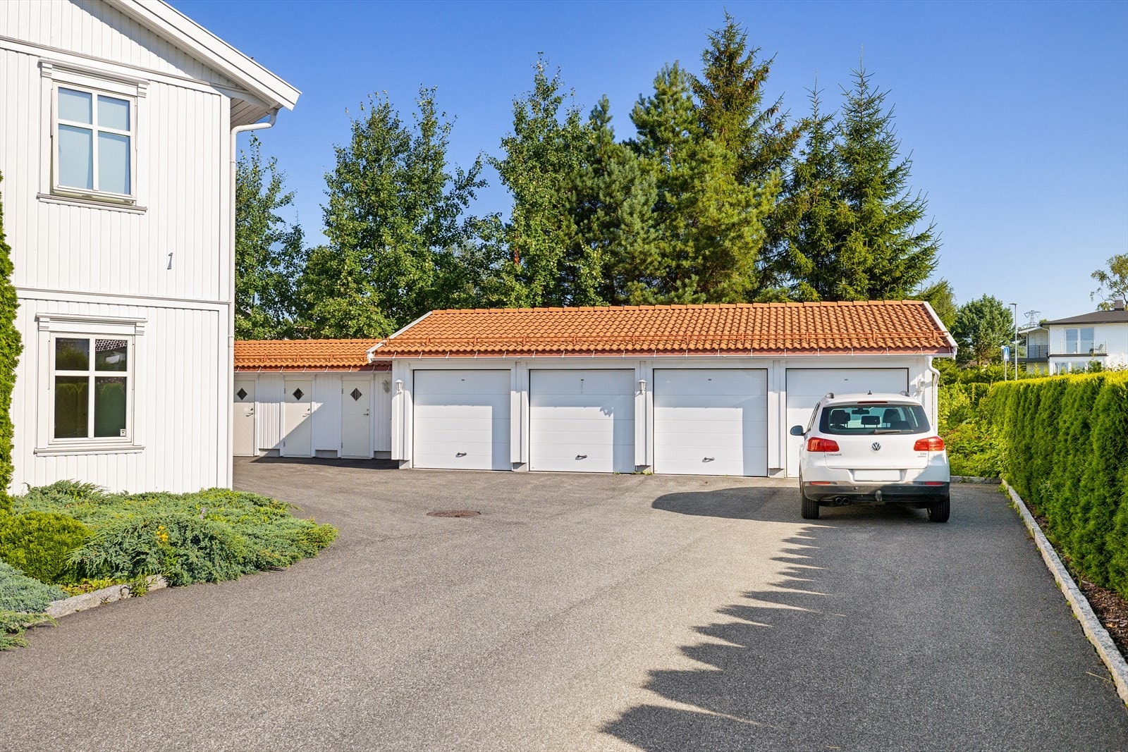 Det medfølger en garasjeplass som gir enkel og værbeskyttet parkering, samt ekstra bekvemmelighet i hverdagen. Galleribilde