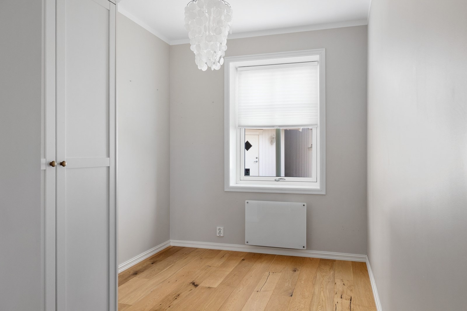 Rommene har pene gulv og gjennomgående moderne overflater. Det er garderobeskap på alle soverommene, noe som gir praktiske oppbevaringsmuligheter og bidrar til en ryddig og funksjonell hverdag. Galleribilde