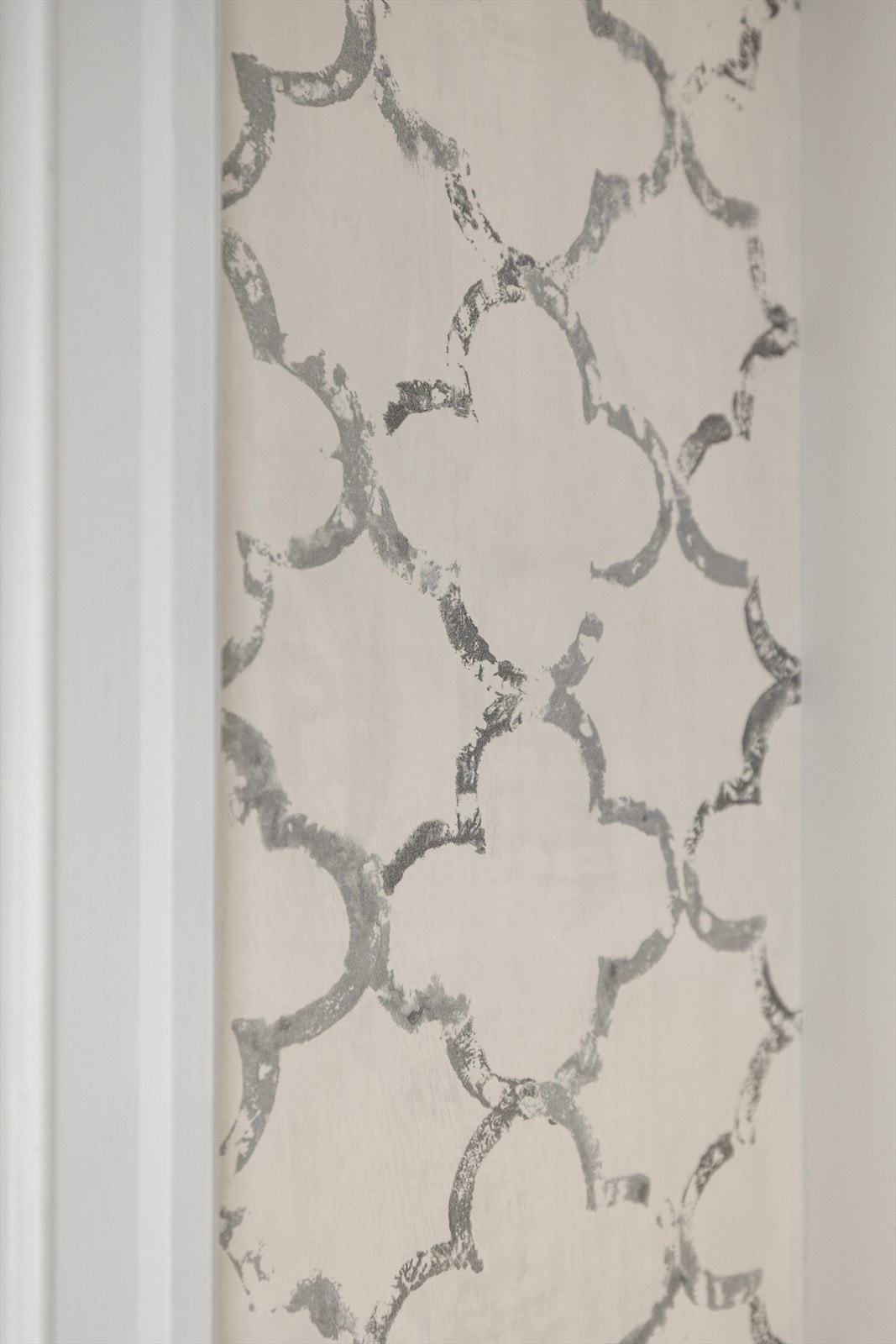 Stilfull tapet gir kjøkkenet det lille ekstra og setter en elegant ramme rundt rommet. Galleribilde