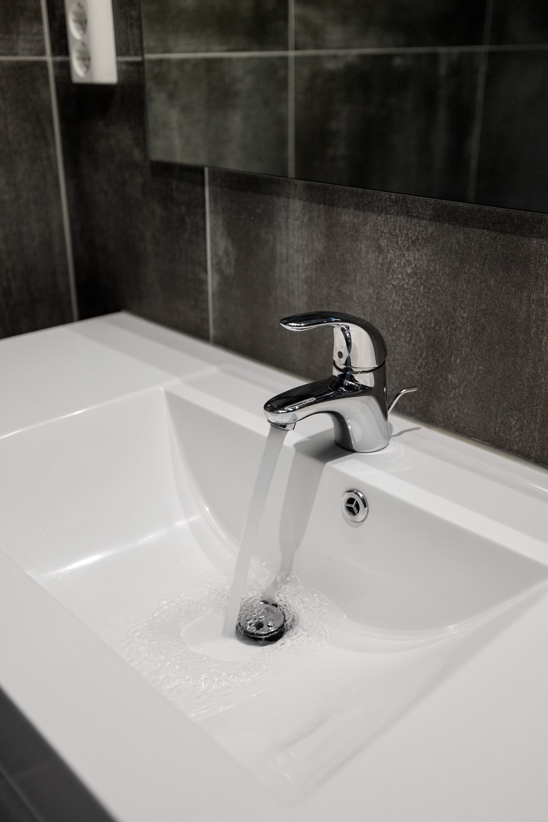 Servanten er både stilren og funksjonell, med et delikat design som harmonerer perfekt med baderommets moderne uttrykk. Galleribilde