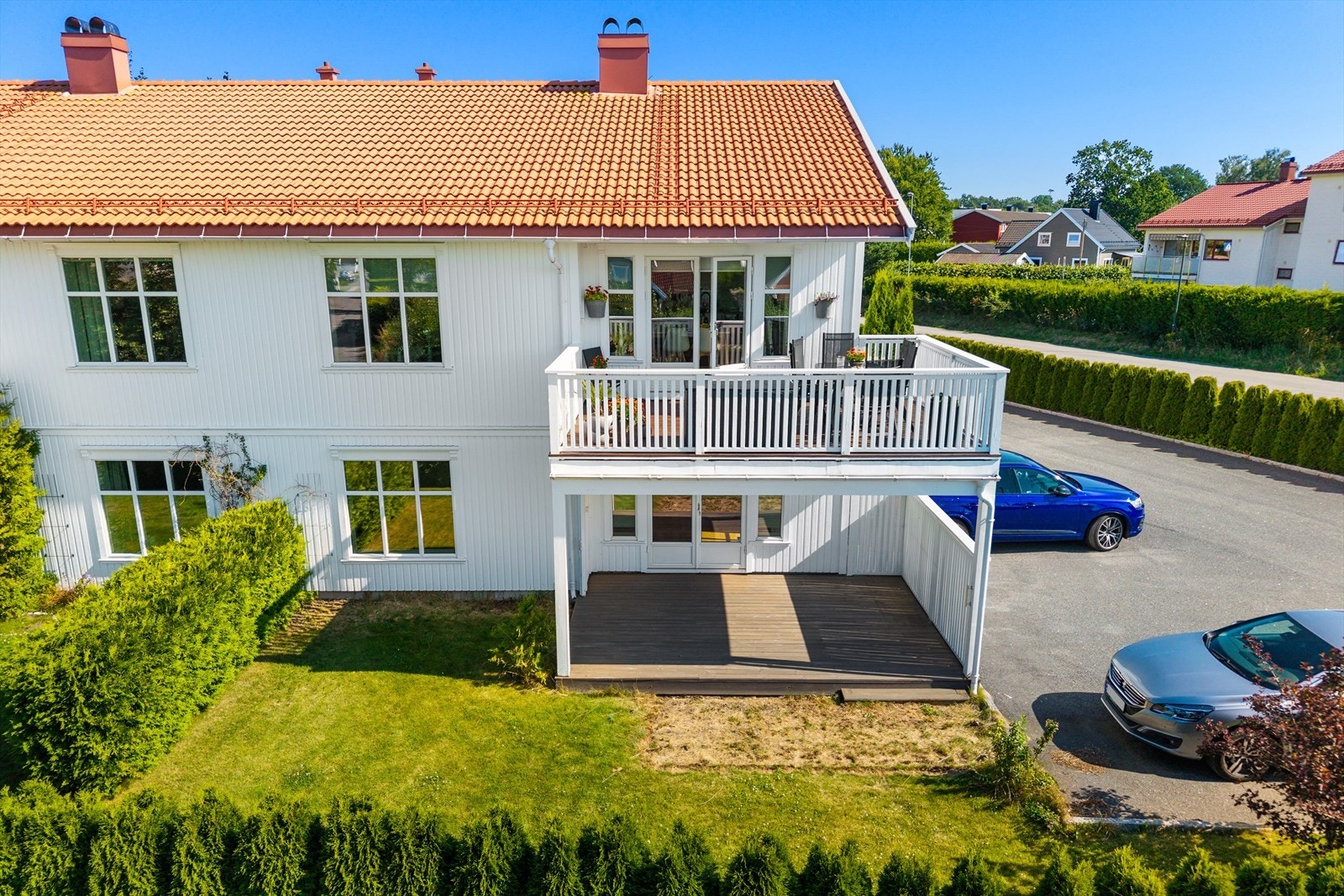 Terrassen har takoverbygg som gir ly for både sol og regn, og gjør det mulig å nyte uteplassen store deler av året. Galleribilde