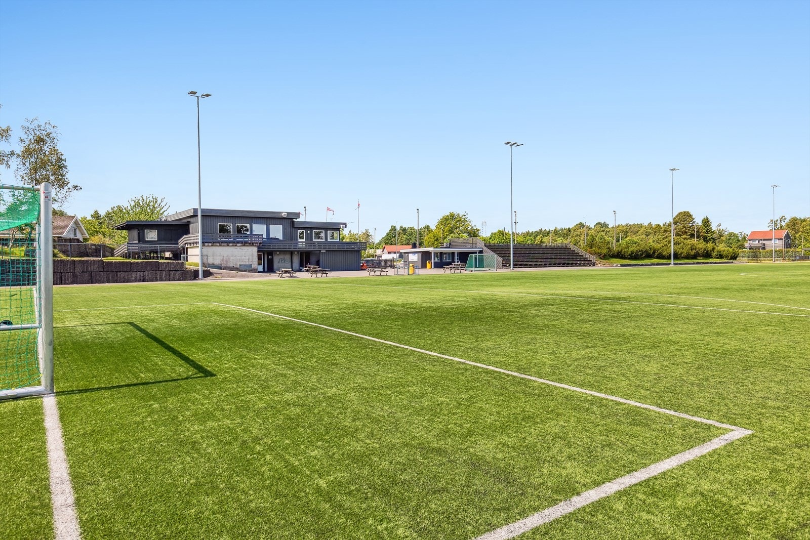 Tusleavstand til idrettsplass. Galleribilde