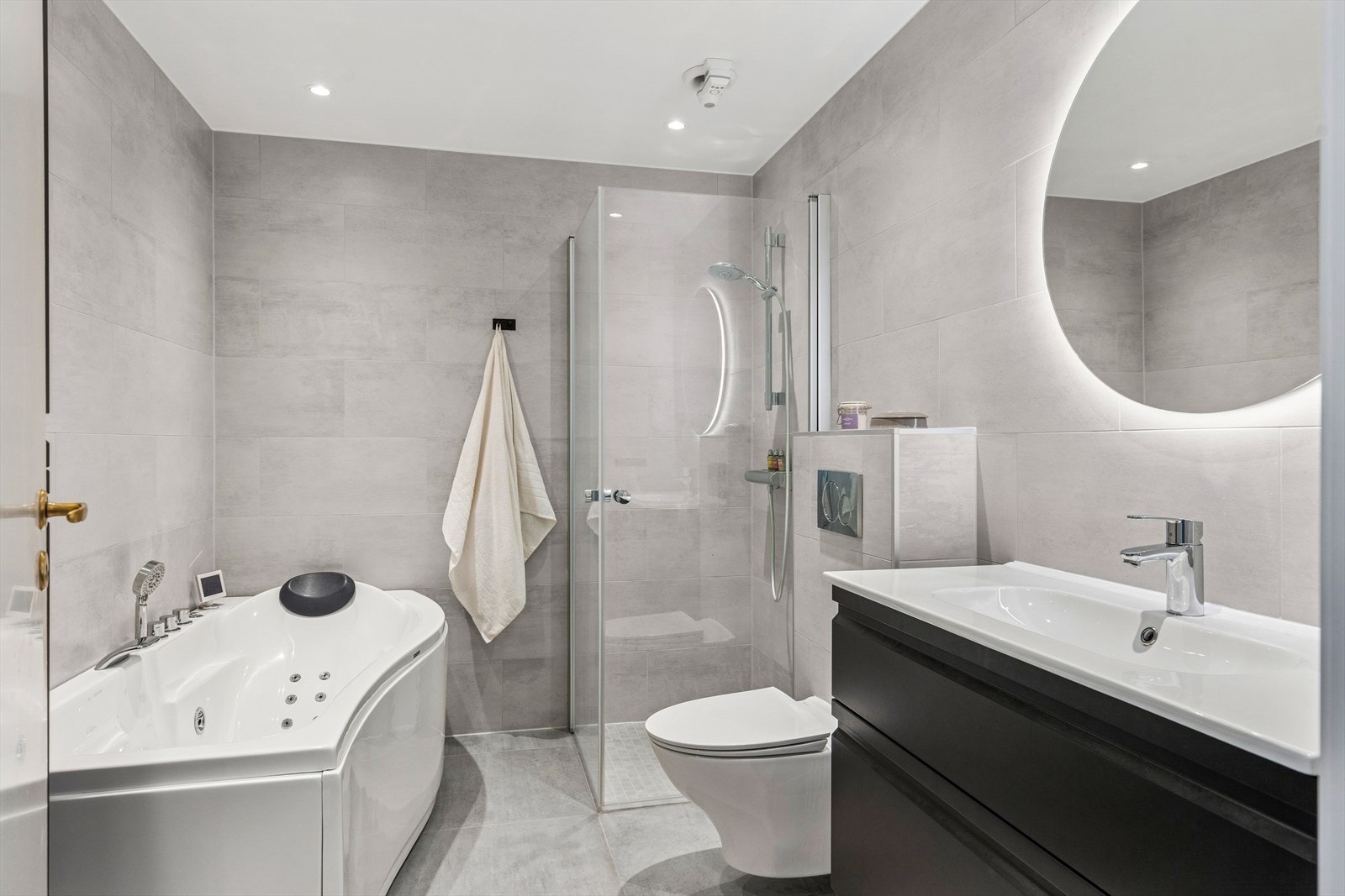 Råflott og velutstyrt bad fra 2018! Boblekar og dusjhørne. Galleribilde