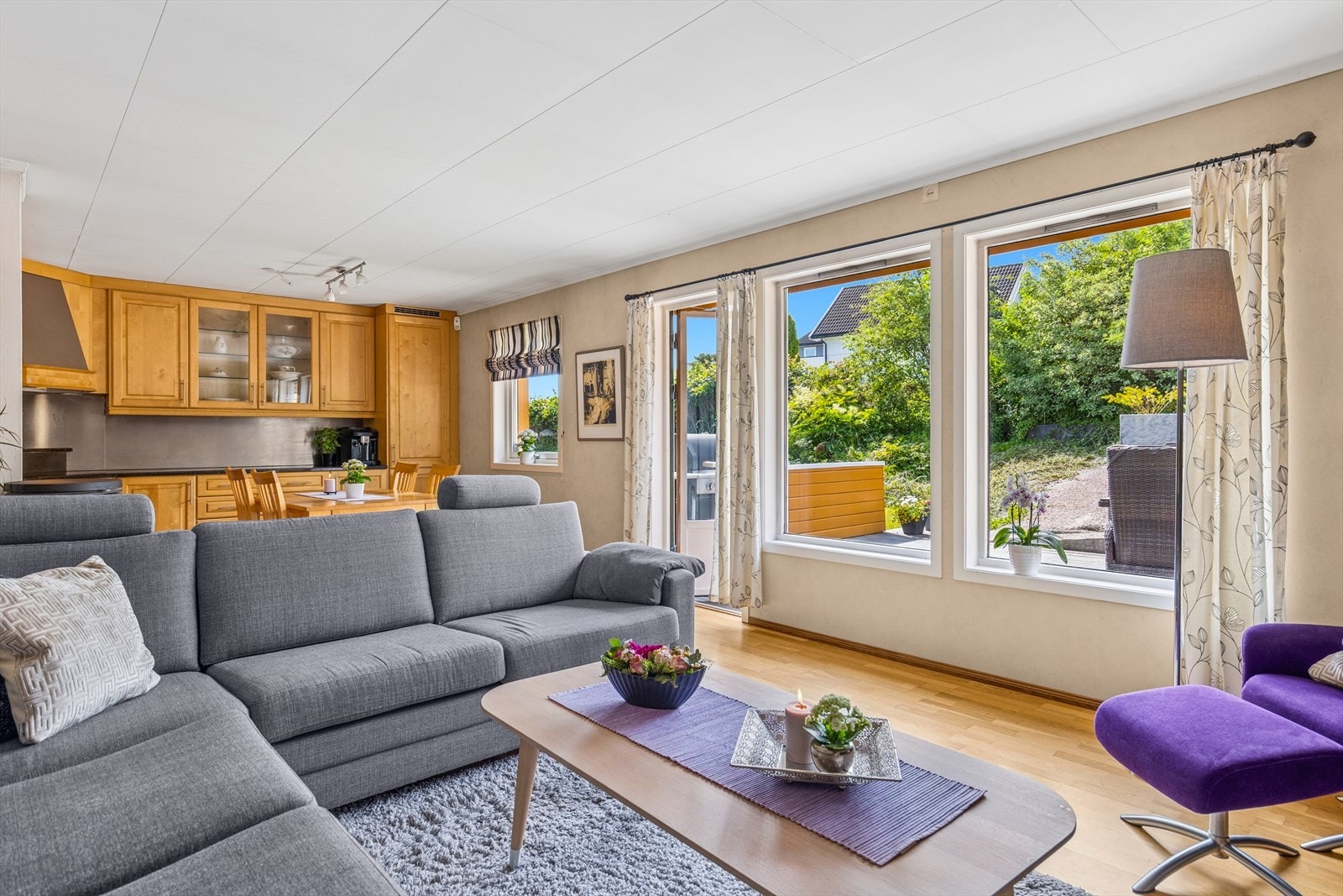 Store vindusflater uten innsyn. Galleribilde