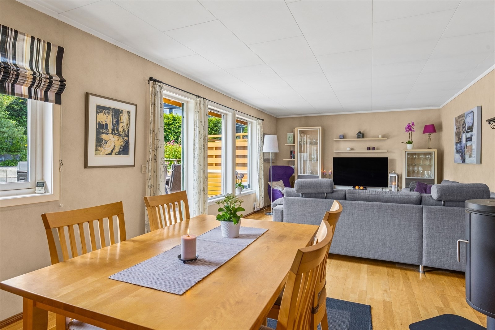 Åpen og sosial kjøkken-/stue løsning. Galleribilde