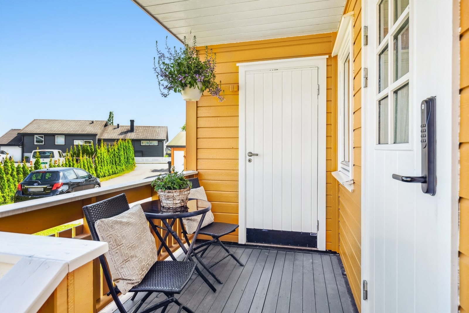 Utvendig bod ved inngangsdøren. Galleribilde