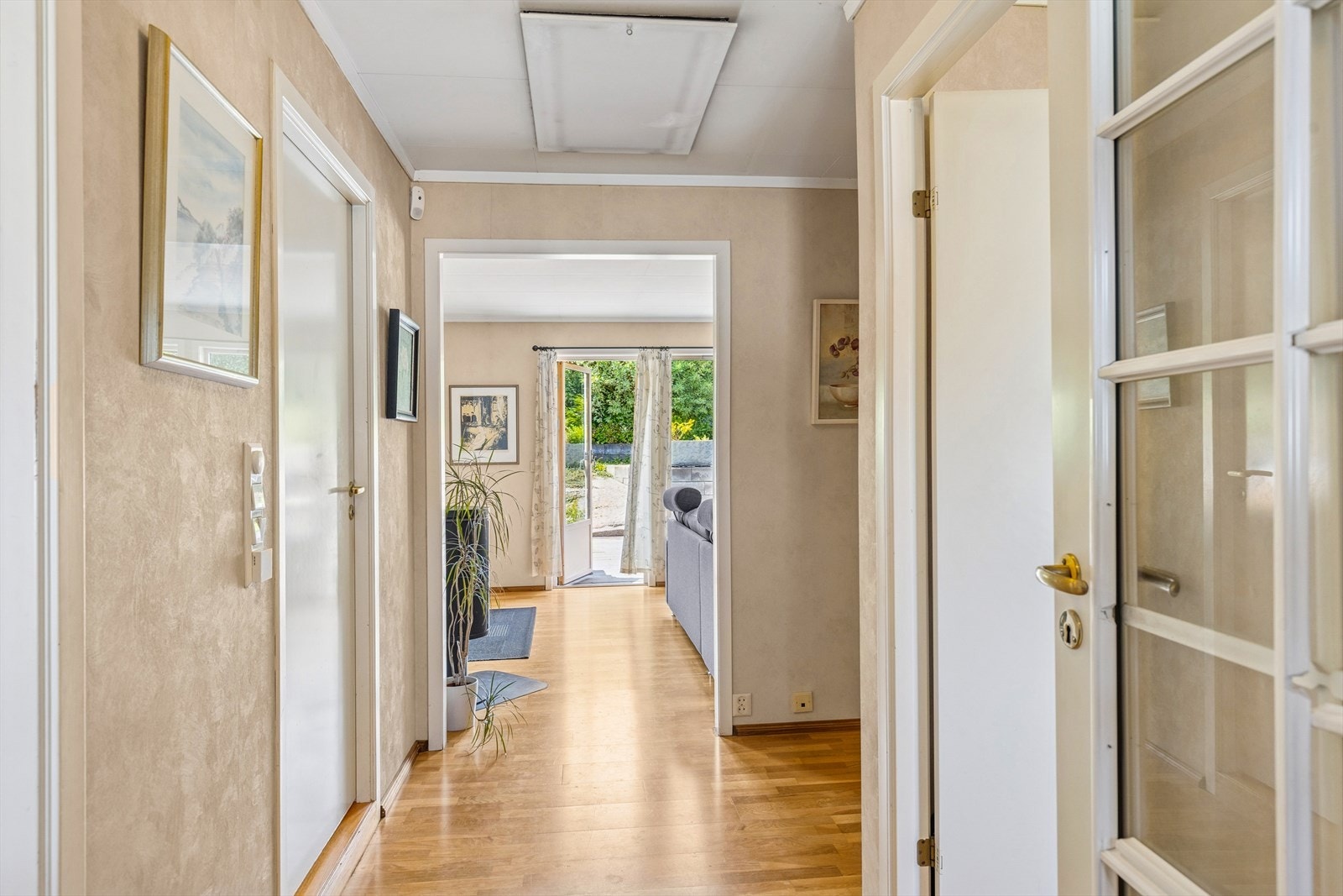 Adkomst til 2 soverom, bad og stue/kjøkken innerst. Galleribilde