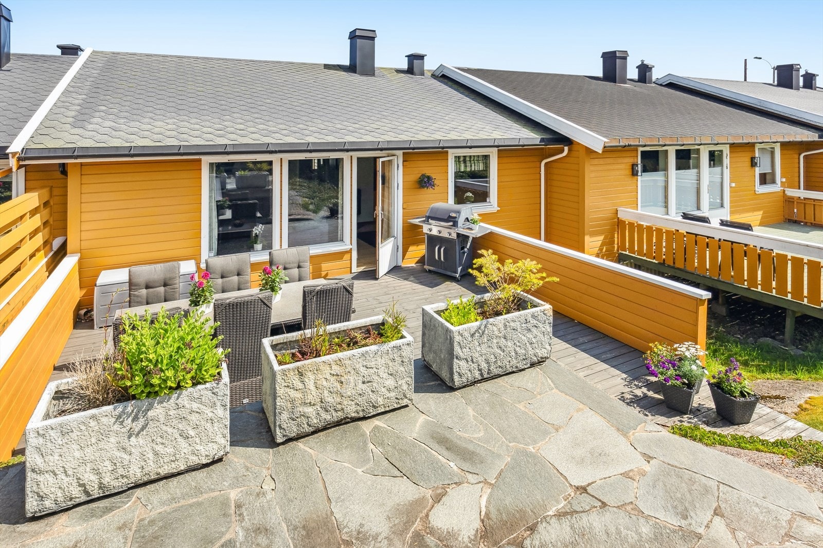 Solrik og flott terrasse mot sydvest. Galleribilde