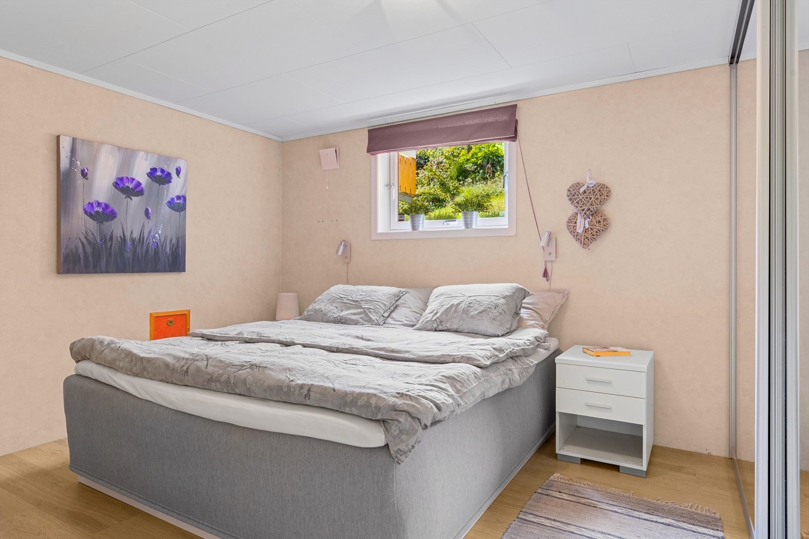 Soverom i kjeller, med skyvedørsgarderobe. Galleribilde