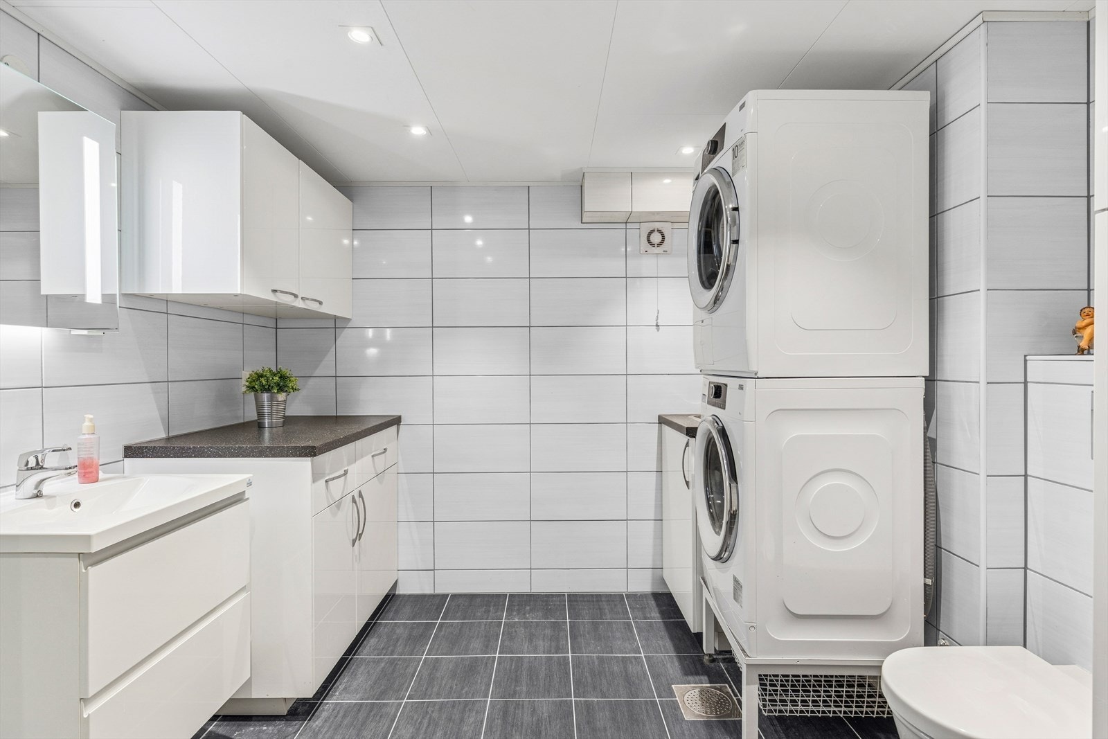 Kombinert bad og vaskerom i kjeller. Galleribilde