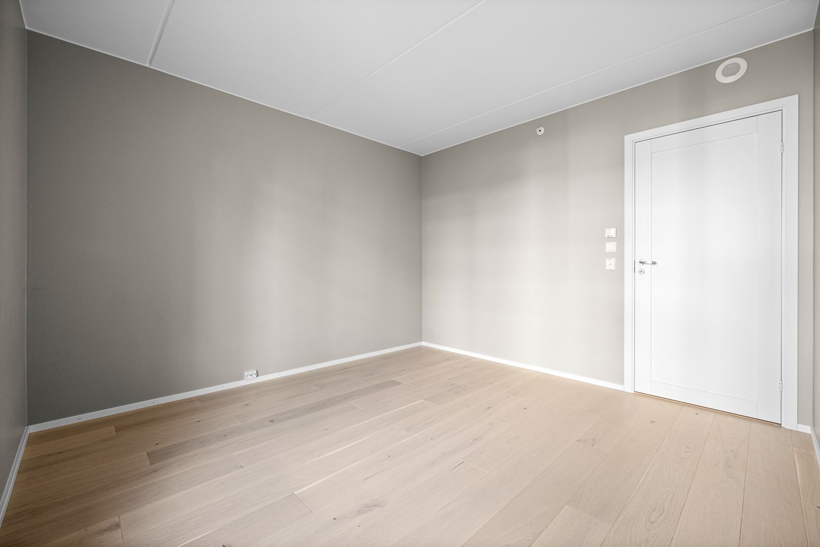 Stort og flott soverom med gode møbleringsmuligheter Galleribilde