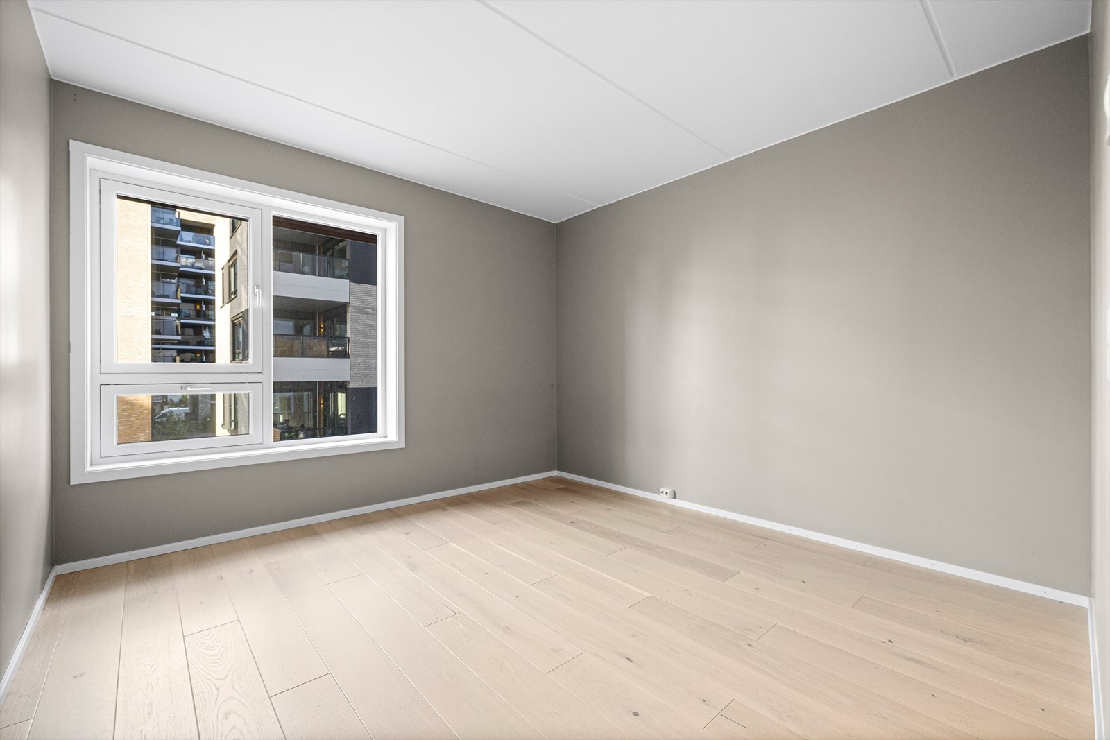 God plass til både garderobeskap og dobbeltseng Galleribilde