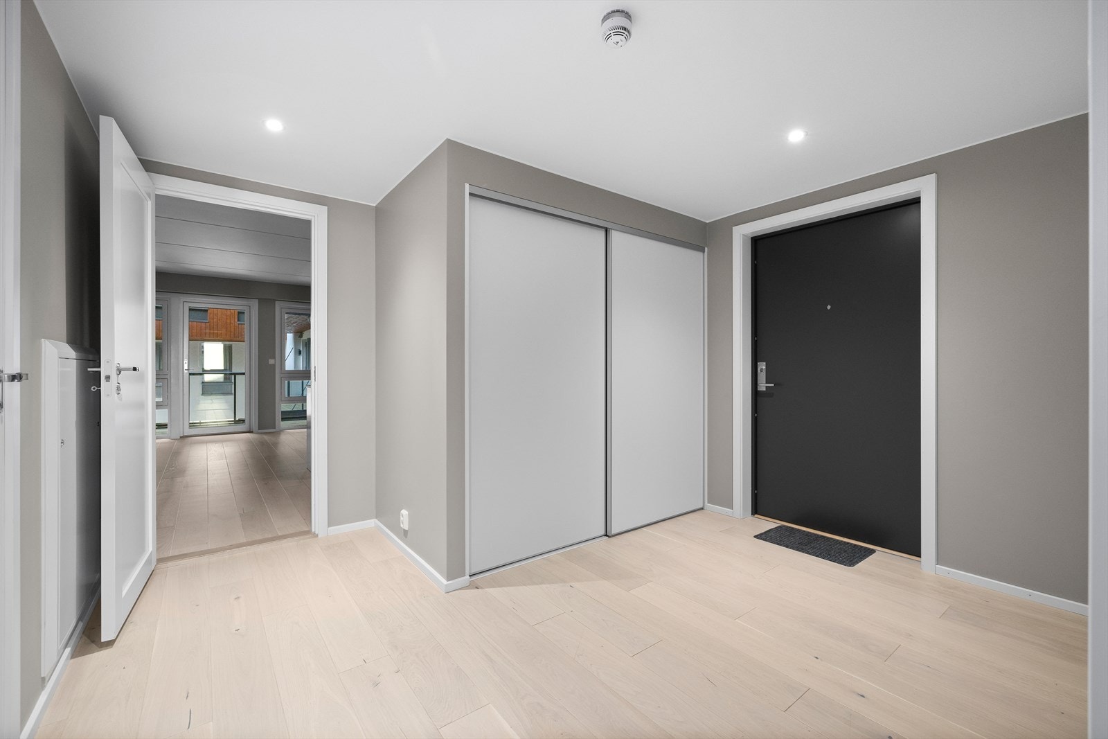 Entré har skyvedørsgarderobe hvor sentralsystem for balansert ventilasjon står, som gir et veldig godt inneklima Galleribilde