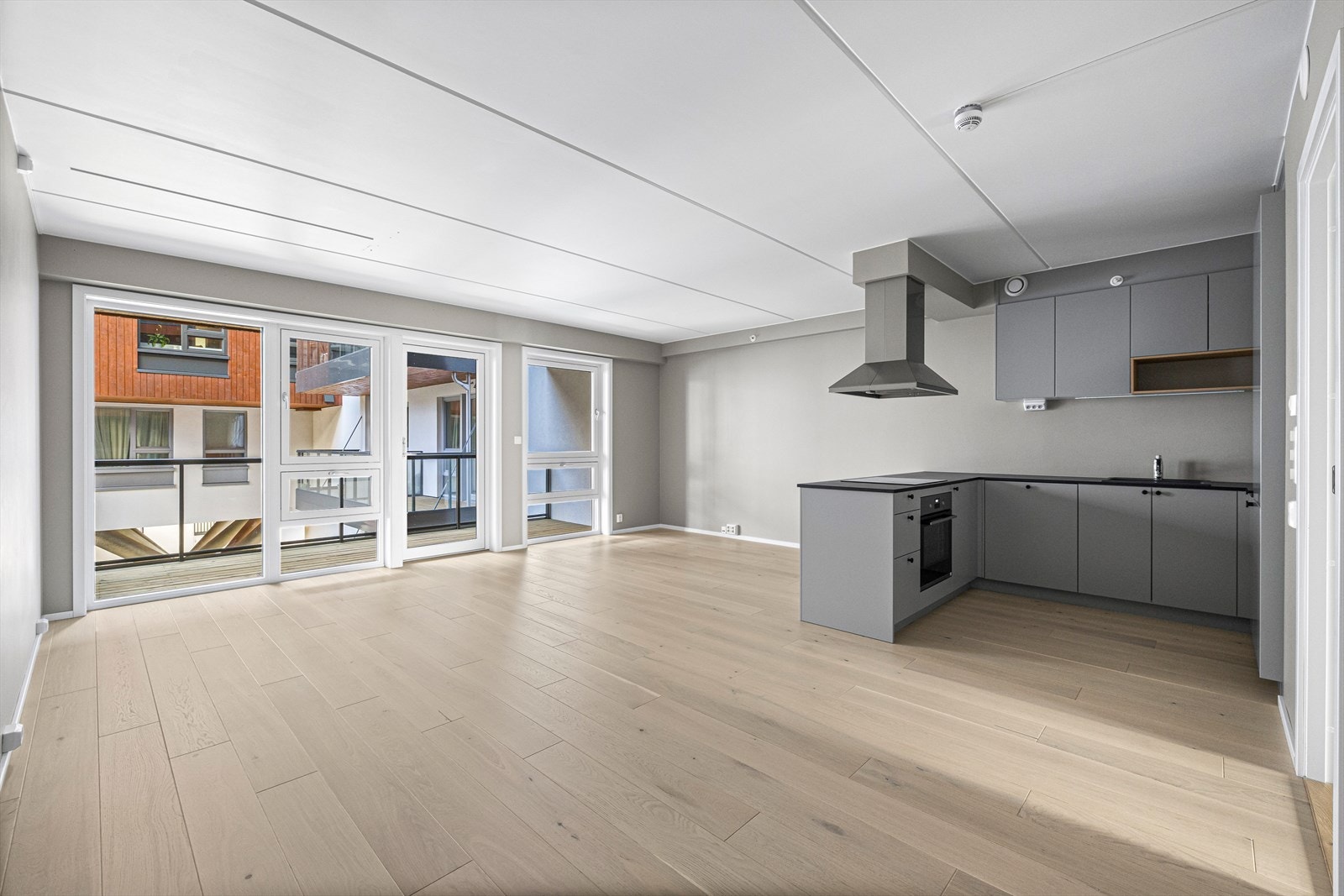 Stue og kjøkken i åpen løsning, stor stue som kan enkelt innredes i flere soner Galleribilde