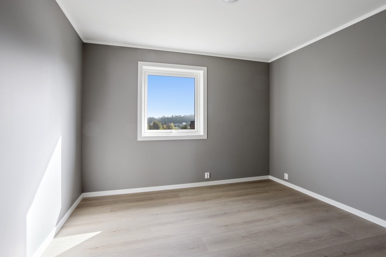 Leiligheten har to romslige soverom. (Bilde fra naboleilighet) Galleribilde