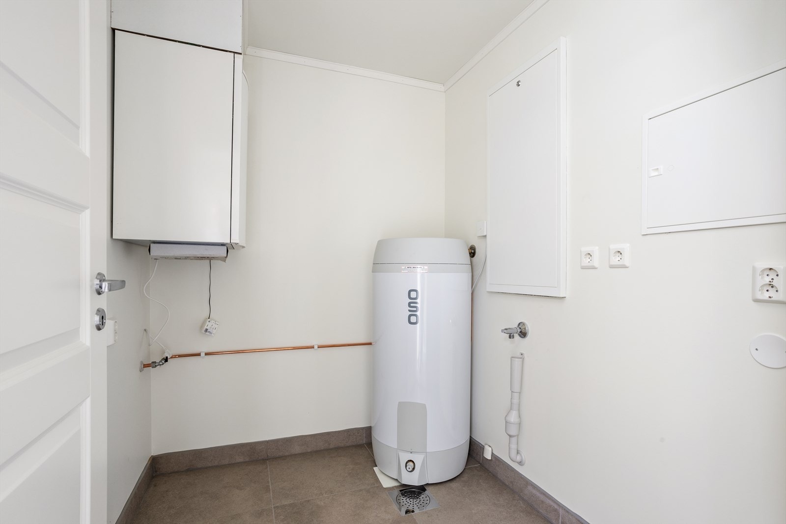 Praktisk bod med opplegg for vaskemaskin (Bilde fra naboleilighet). Galleribilde