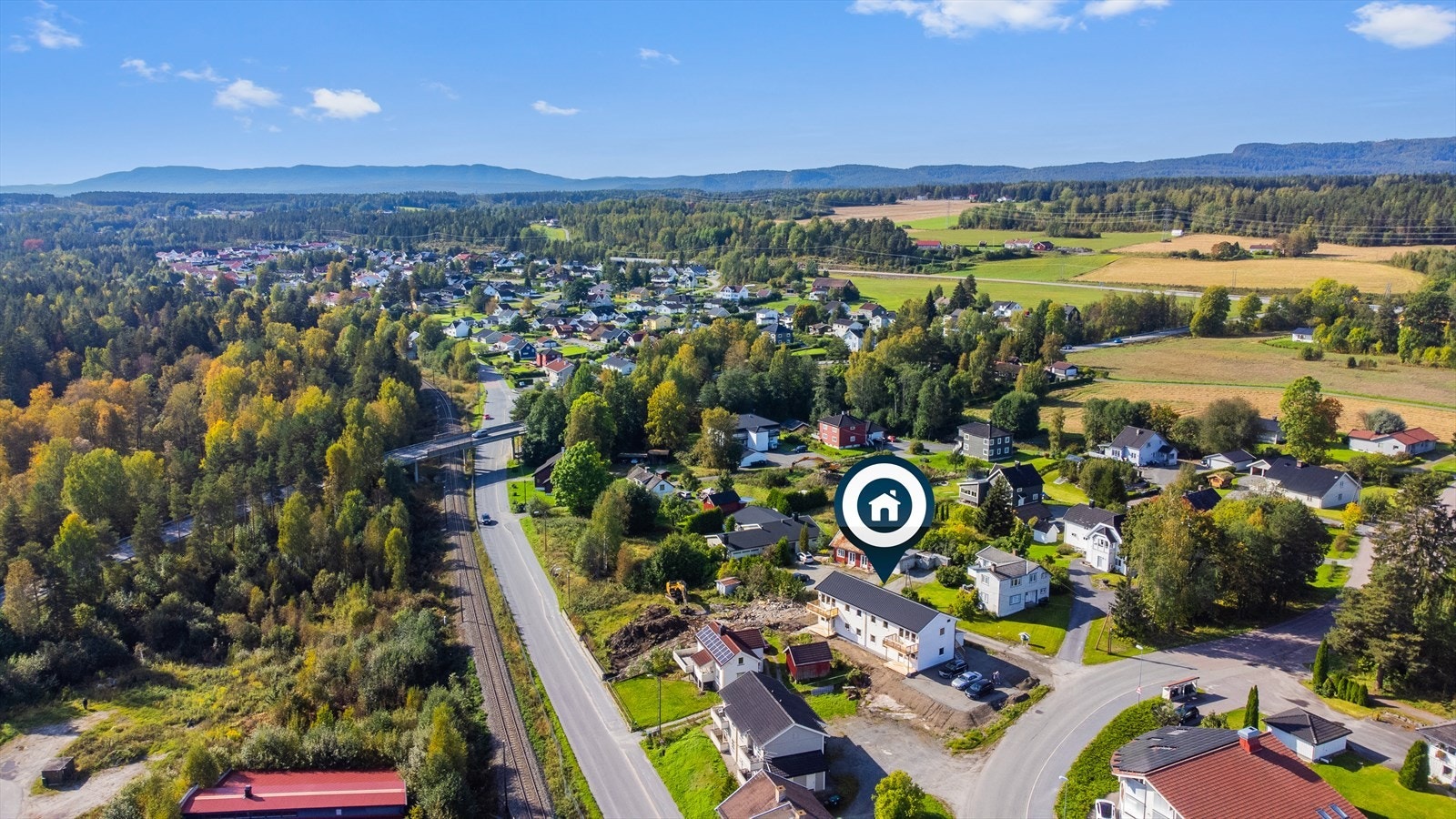 Av severdigheter i nærheten er Vikersund Hoppsenter med verdens største skiflyvningsbakke som er kjent for de aller fleste. I hoppsenteret er det 1078 trappetrinn opp til Vingen som er en populær trimtur. I tillegg er det zipline ut fra anlegget. Galleribilde