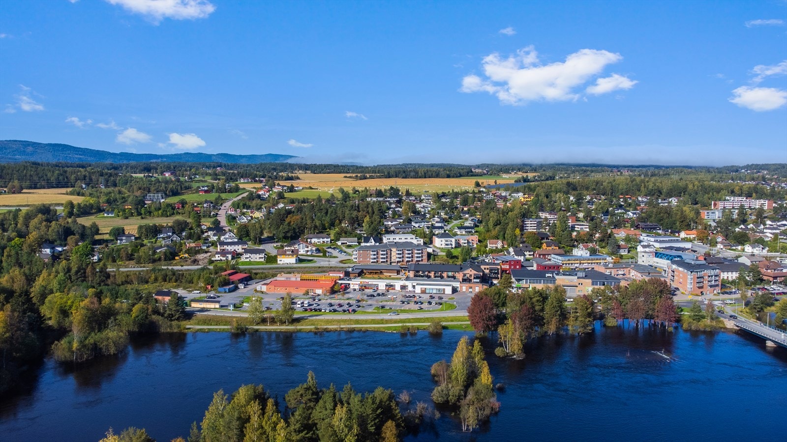 Vikersund er portalen til Tyrifjorden og beliggenheten kan sammenlignes med idylliske småsteder på Sørlandet. Galleribilde