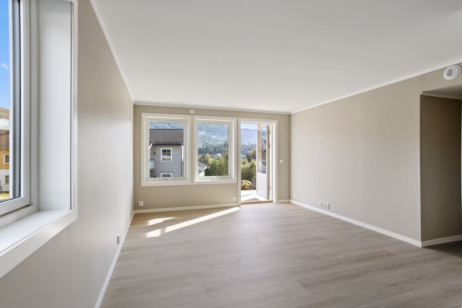 Lys og romslig stue med utgang til 9 kvm terrasse Galleribilde