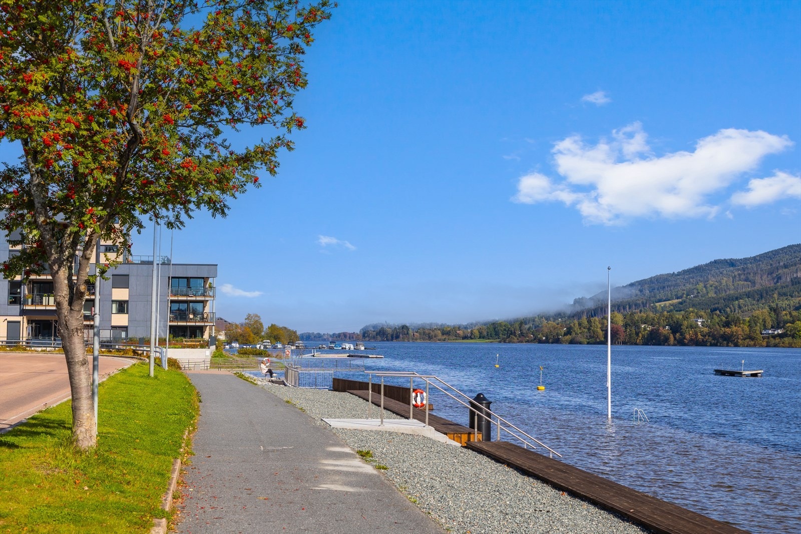 Det er kort vei til både den nye Pollen i Vikersund, samt til idylliske Vikland Båtforening med brygge og badestrand ved vakre Tyrifjorden. Galleribilde