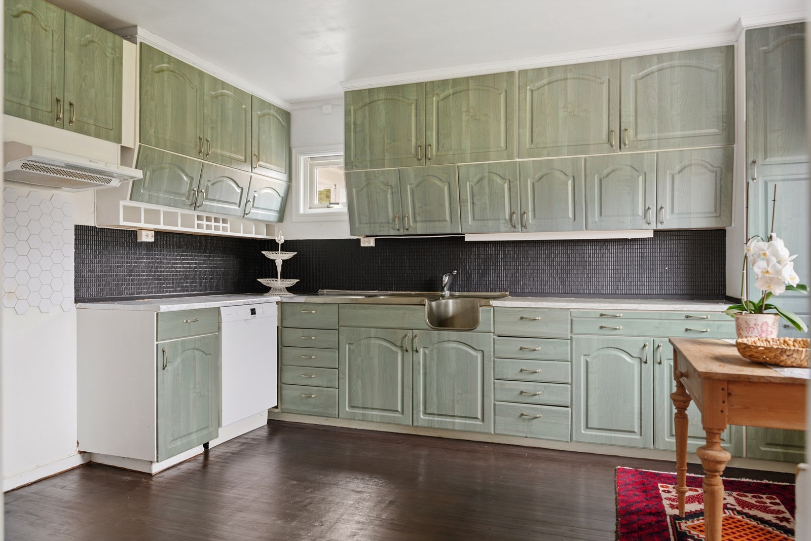 Her er det rikelig med skap- og benkeplass, samt ventilator med avtrekk ut. Galleribilde