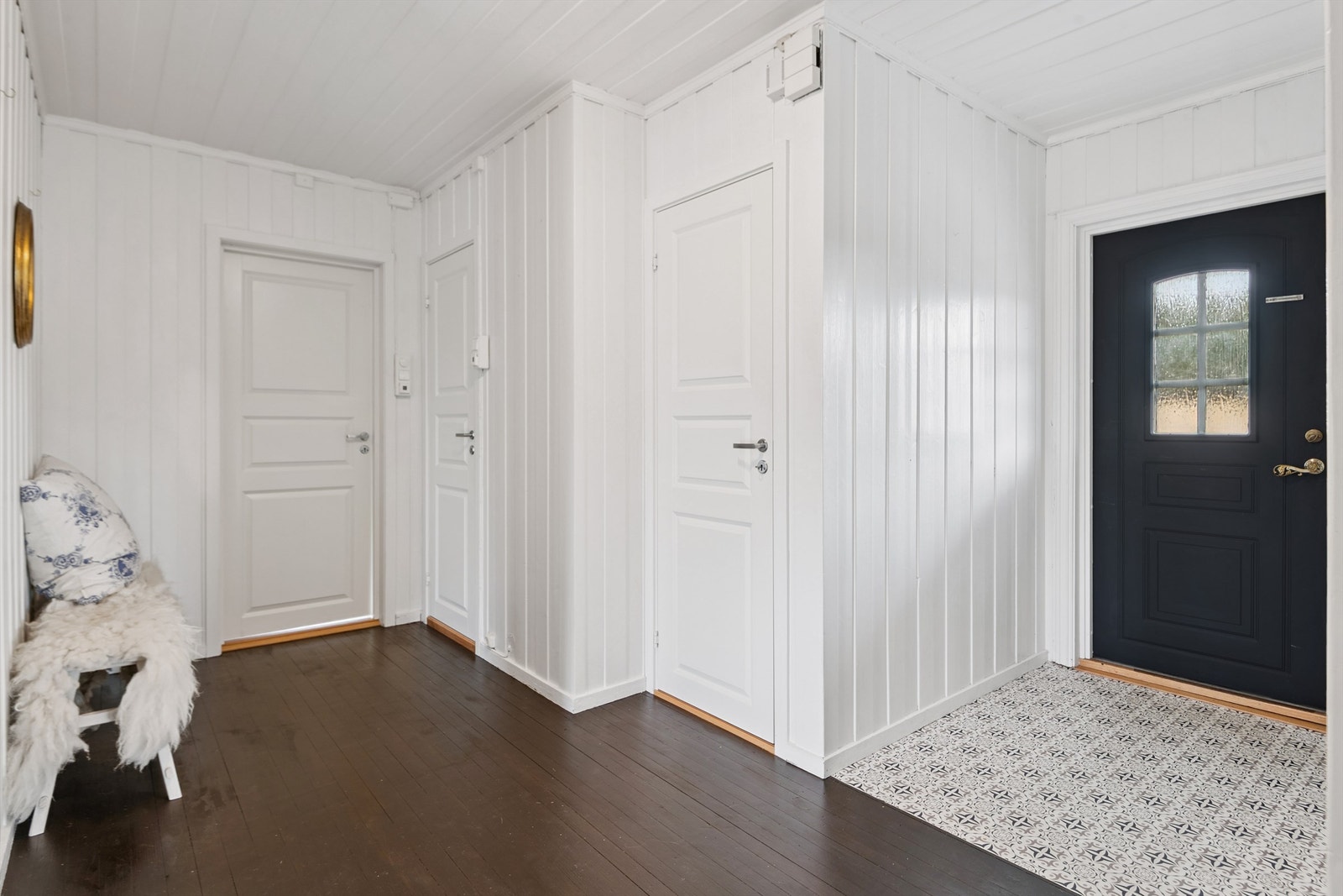 Velkommen inn i en lys entré med malt vekselpanel og fabrikkmalte speildører. Galleribilde