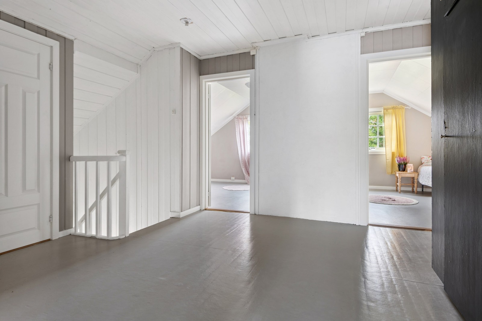 Trapperommet i andre etasje har malt vekselpanel og gir adkomst til boligens soverom. Galleribilde