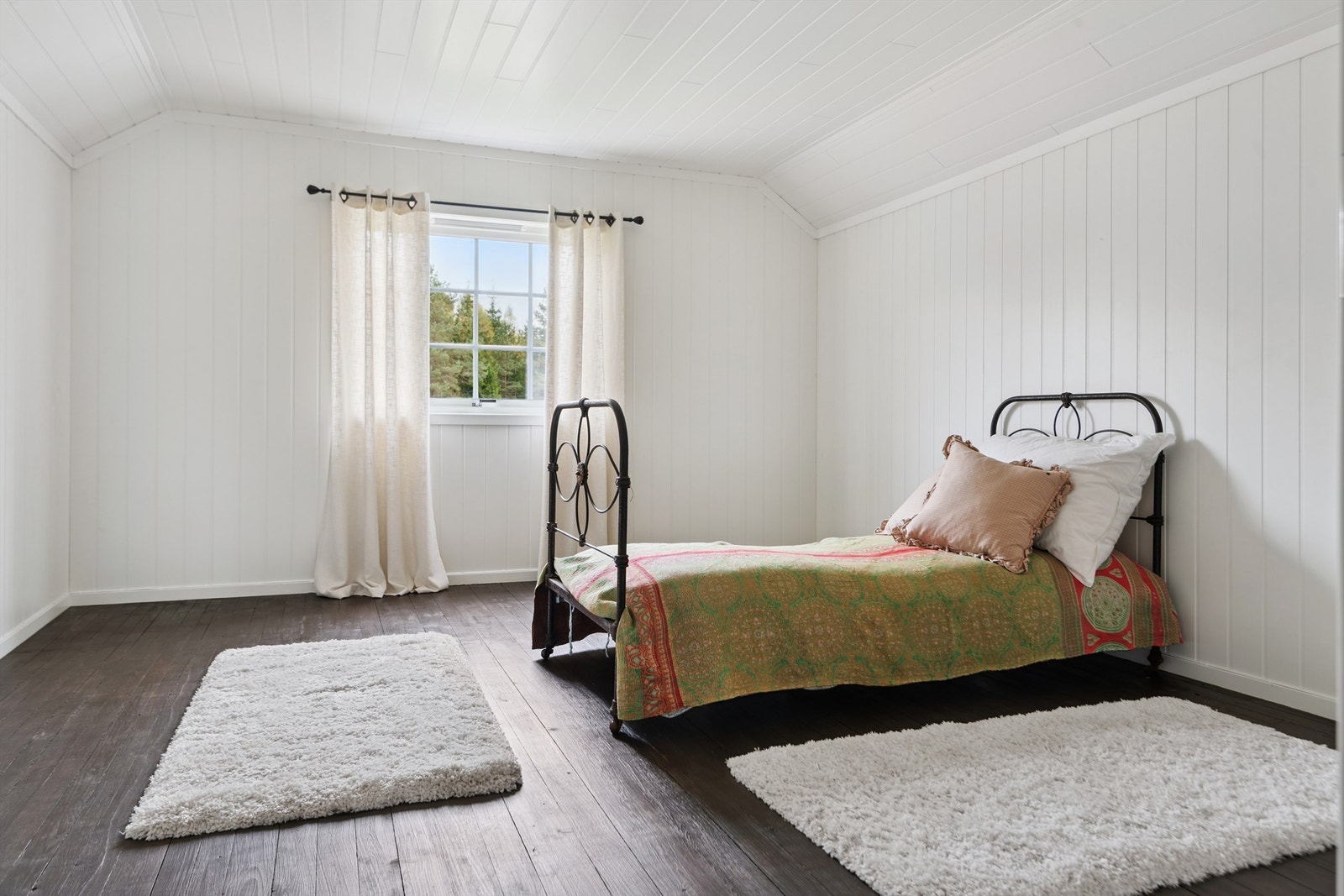 Det største soverommet er nylig innredet med beiset heltregulv og MDF-panel. Galleribilde