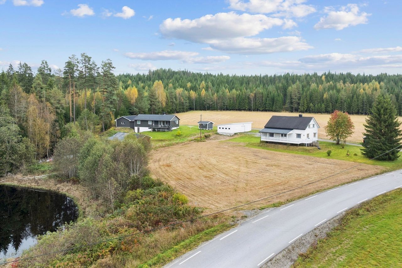 Eiendommen har en landlig og tilbaketrukket beliggenhet i Nygårdsvegen, med umiddelbar nærhet til skog og natur. Galleribilde